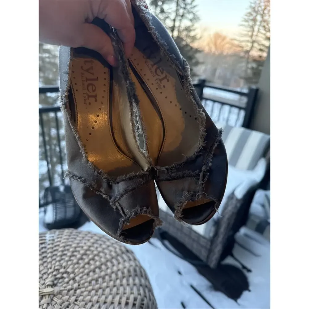 RICHARD TYLER Gunmetal Pewter anisette 7.5 m Peep Toe Heels Distressed